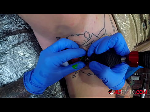 ❤️ Uiters getatoeëerde hottie Sully Savage het 'n tatoeëermerk op haar klitoris gekry ️ Harde pornografie op af.drpornofilme.ru ️❤